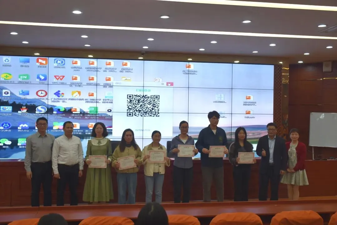 学校领导为获奖教师颁发荣誉证书