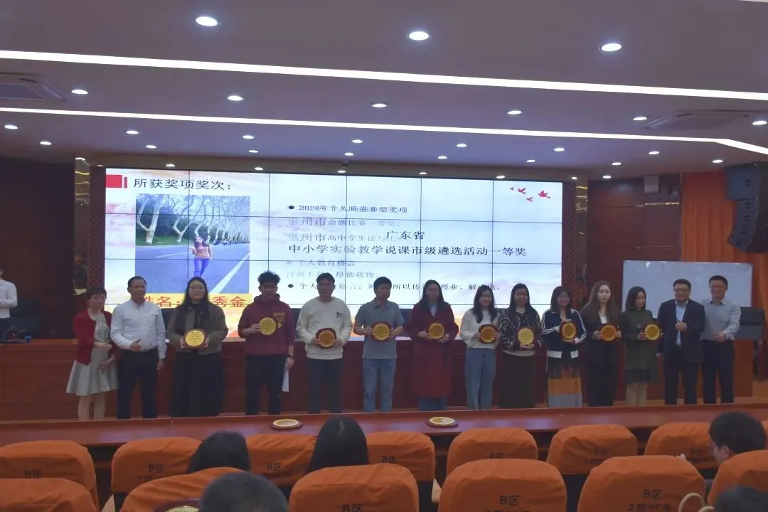 教师们展示获得的荣誉证书