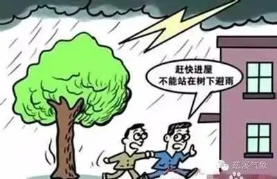 雨中行走的行人，提醒注意极端天气下的交通安全