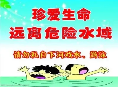 家长与孩子在泳池边，家长密切关注孩子