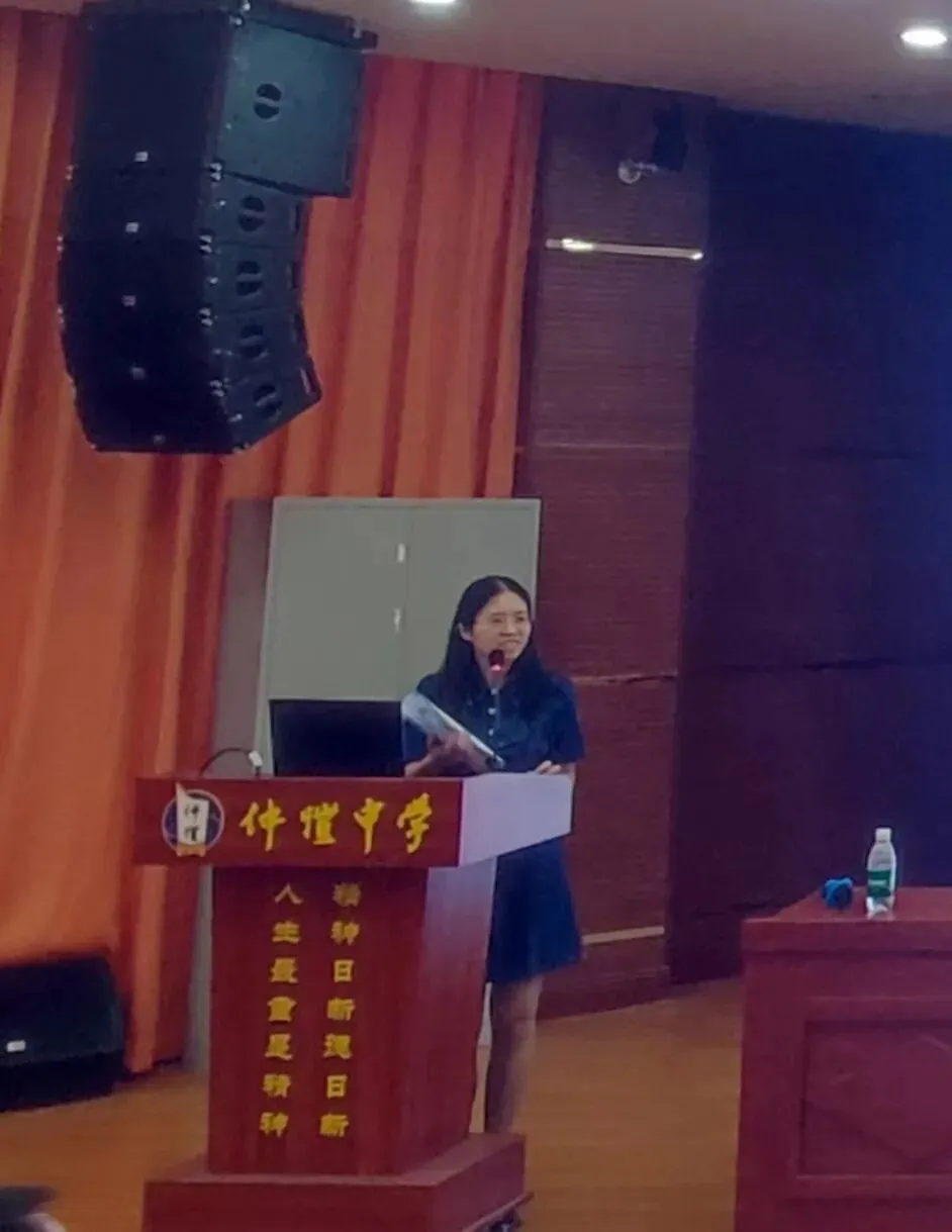 课题主持人进行答辩