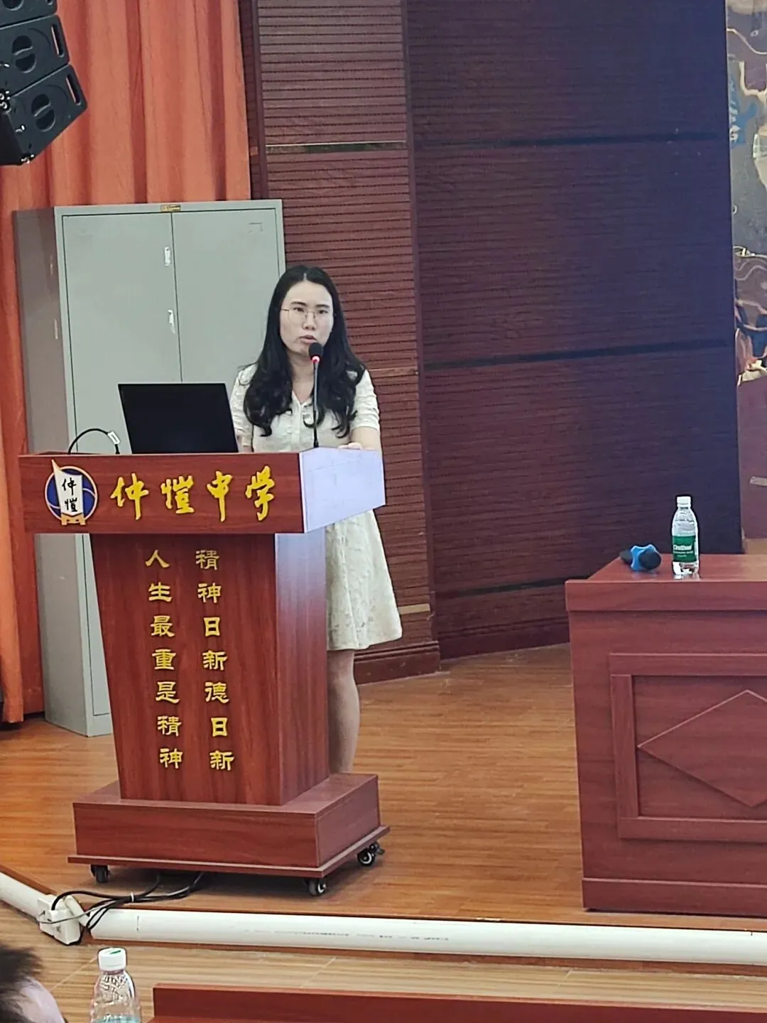 课题主持人展示研究过程中的挑战与解决方案