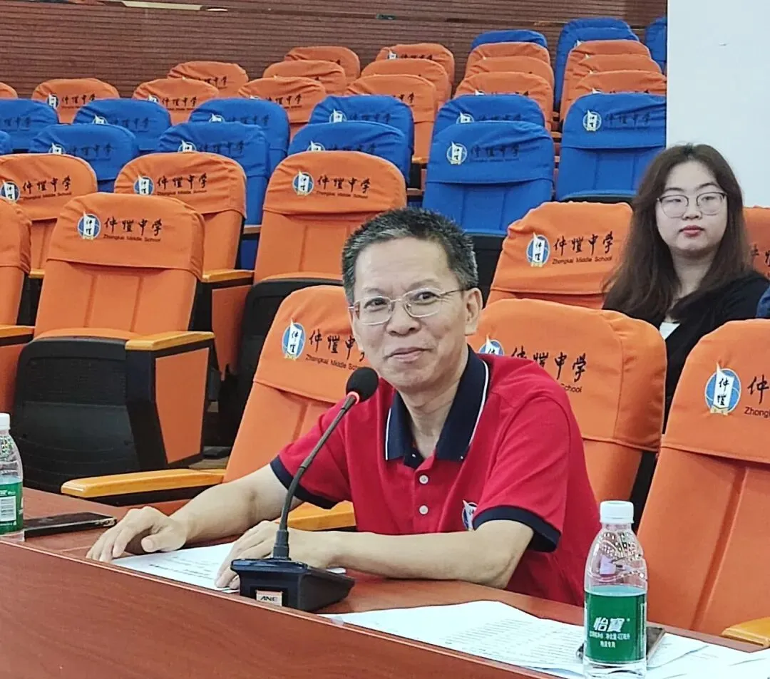 评审组老师认真审阅材料