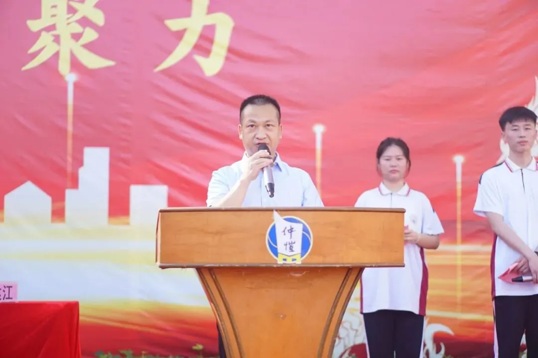 家长代表王达江先生发言