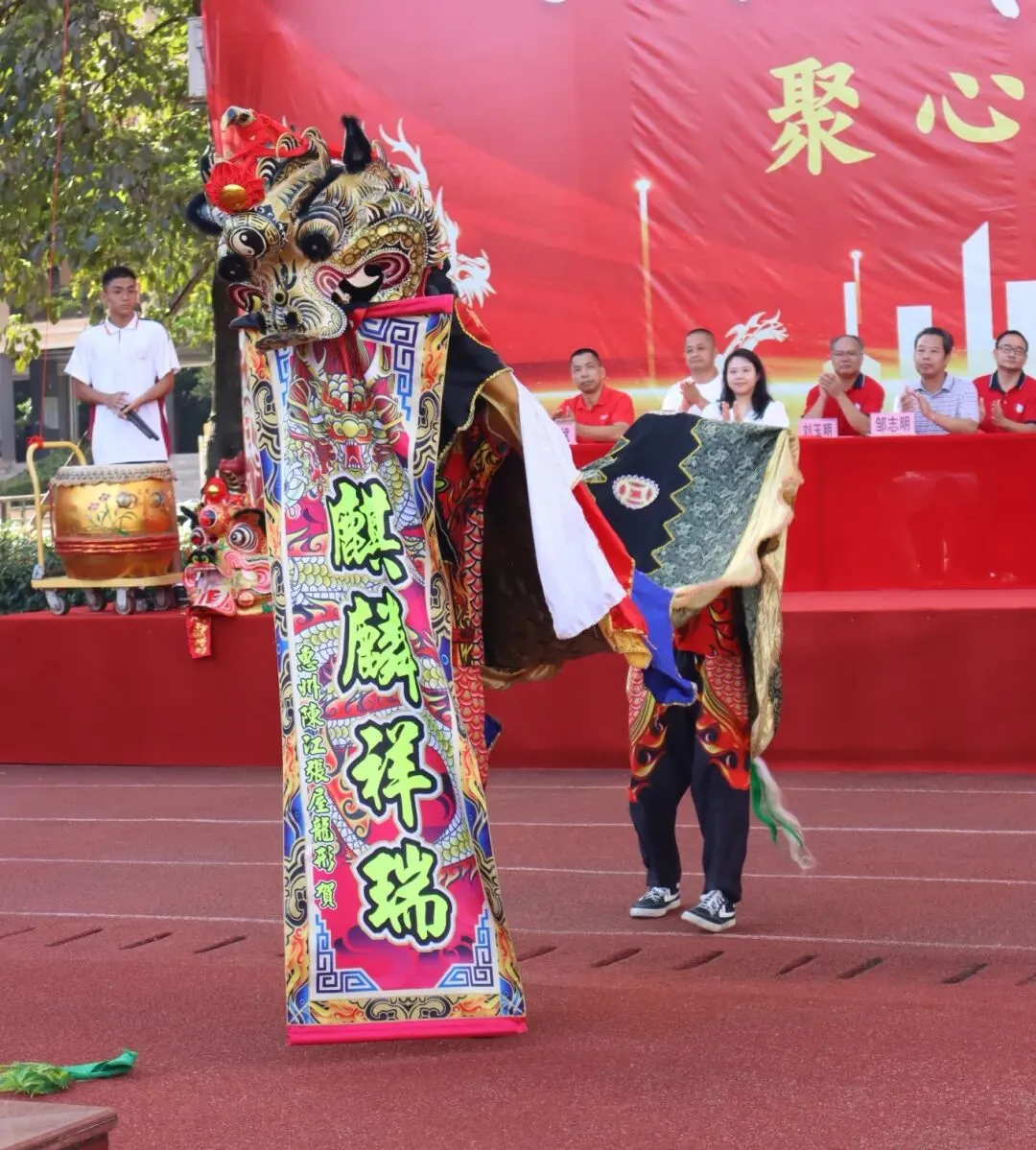 精彩的麒麟舞表演