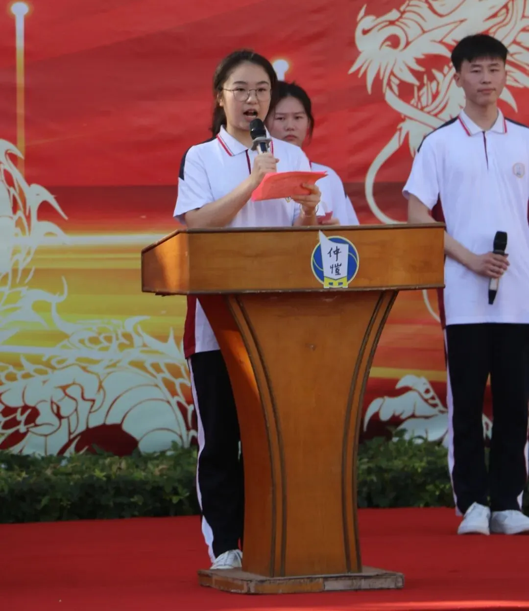 学生代表周雨婷同学发言