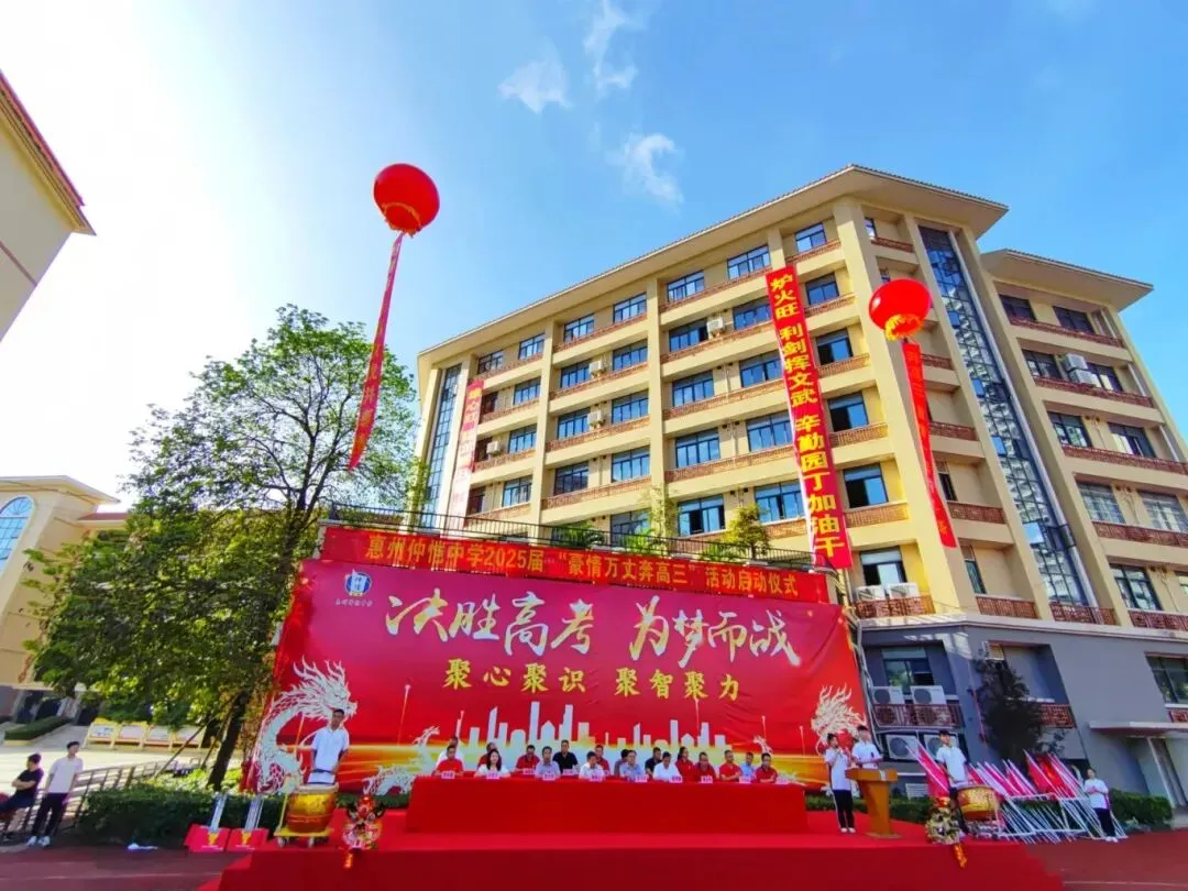 全体师生肃立，参加升国旗仪式