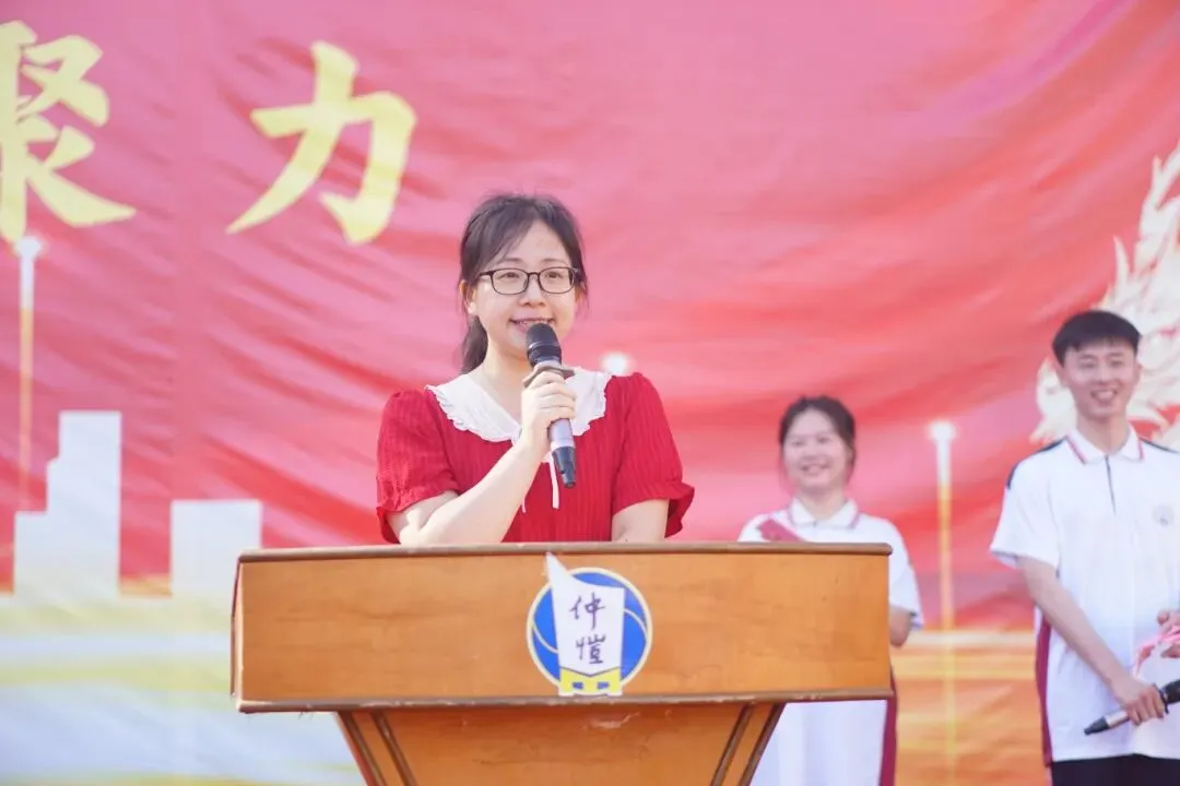 教师代表邓湘丽老师发言