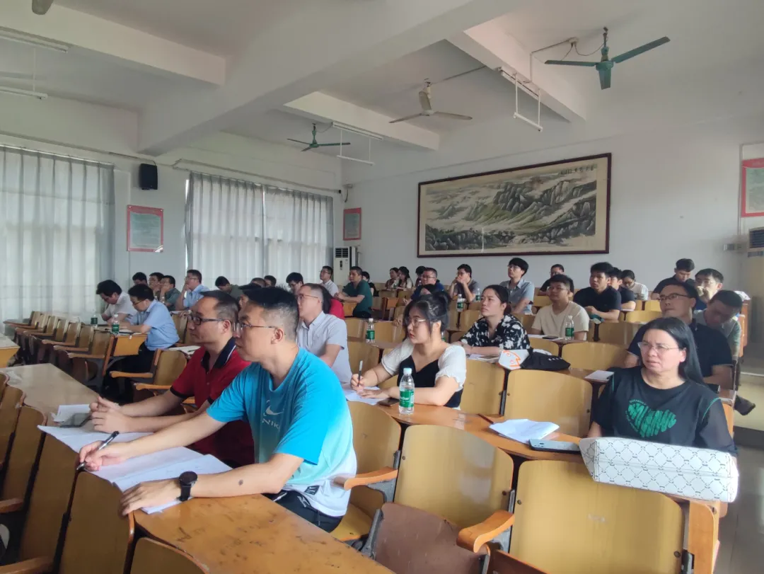 胡壮丽主任进行评课指导