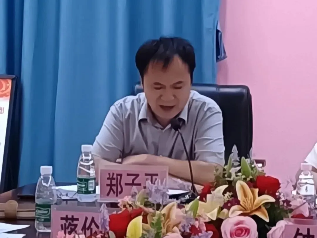 惠州仲恺中学党委书记郑子平介绍学校情况