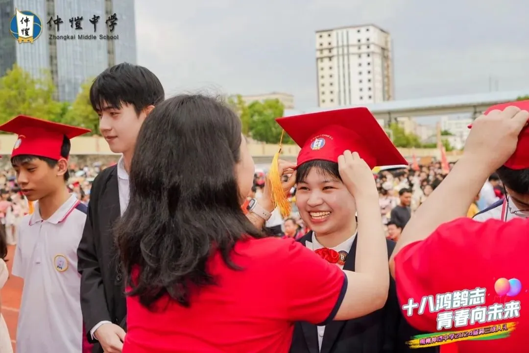 仲恺中学学生佩戴成人帽