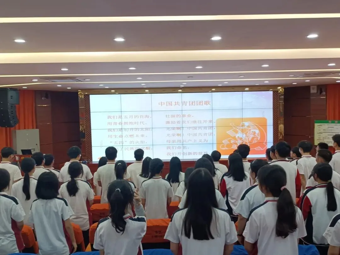 全体人员齐唱共青团团歌