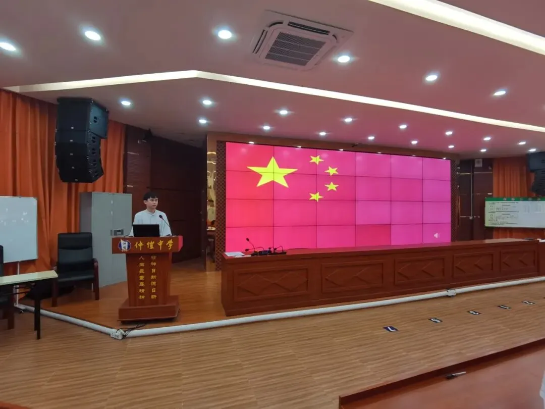 团委副书记范晓雯为新团员代表颁发团徽