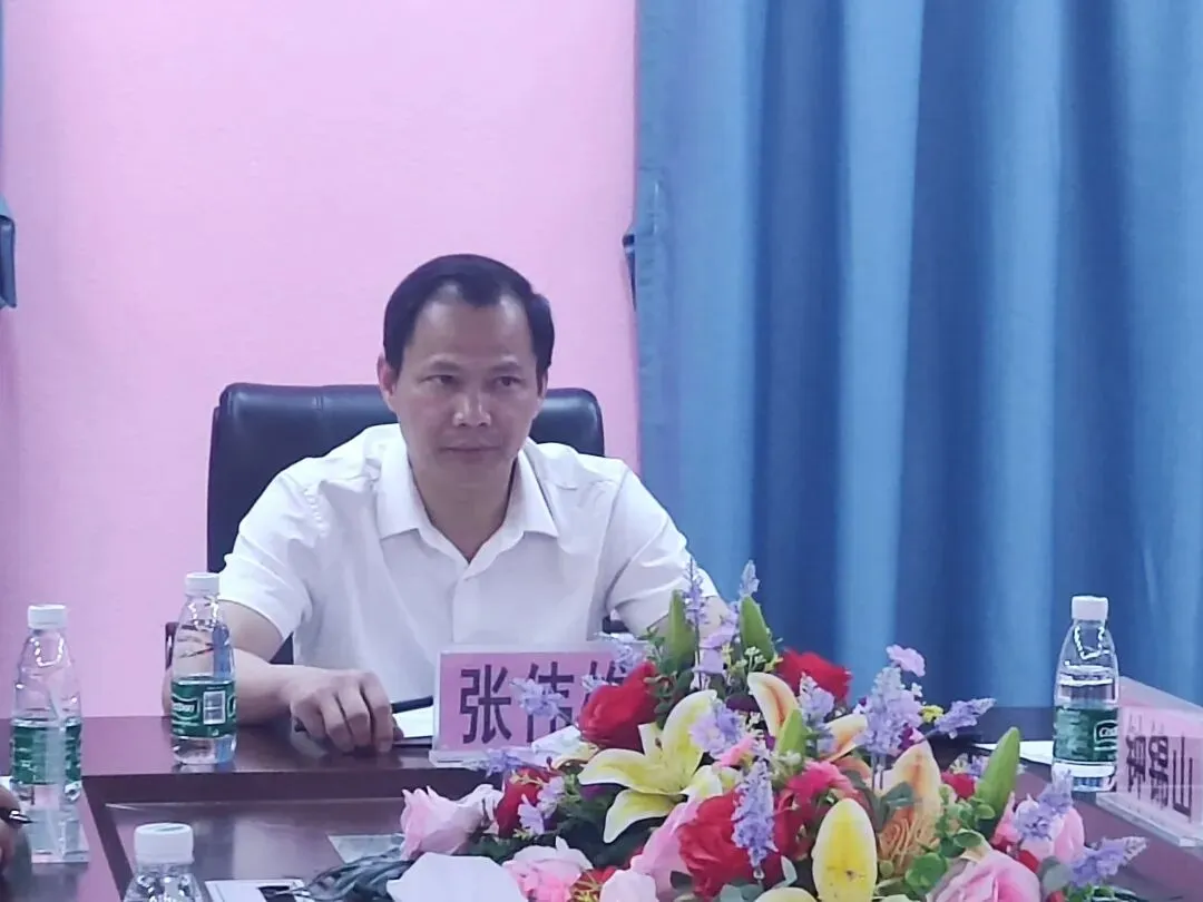 两校教师进行线下交流学习