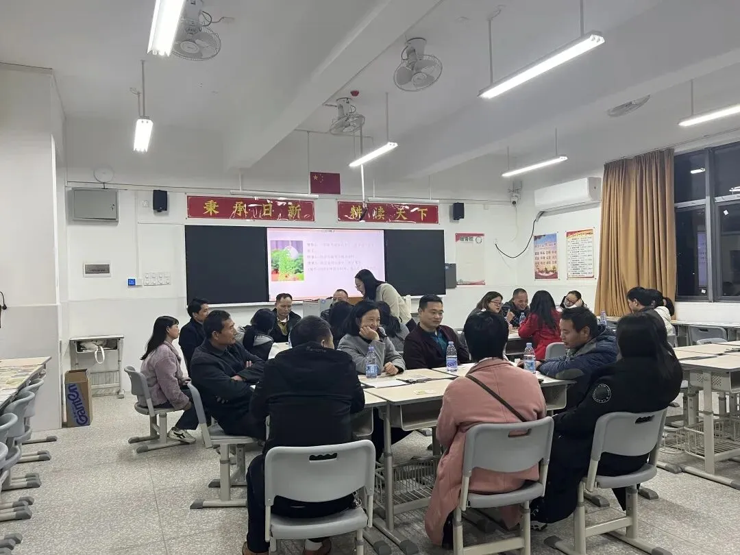 家长们在工作坊活动中合影留念