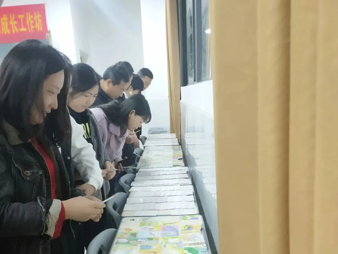 家长们在工作坊中积极互动,分享经验