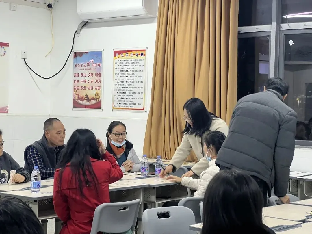 家长们在工作坊活动中合影留念