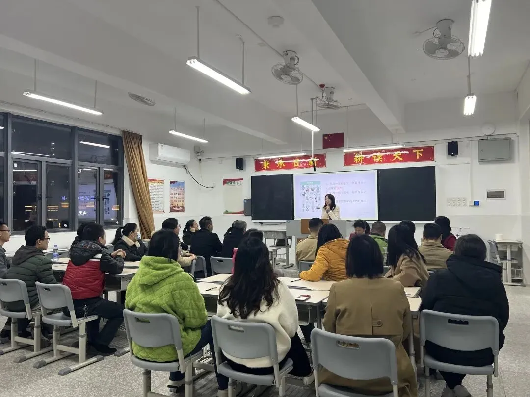 家长们在李华华老师的引导下进行情景演绎,探讨情绪管理