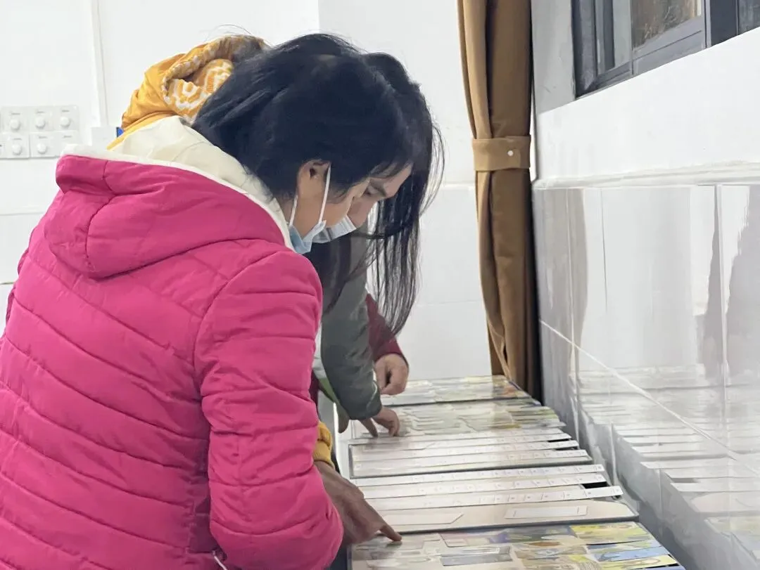 家长们在工作坊活动中合影留念