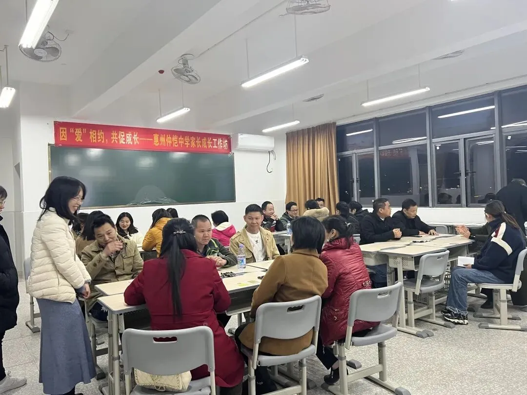 家长们在李华华老师的引导下进行情景演绎,探讨情绪管理