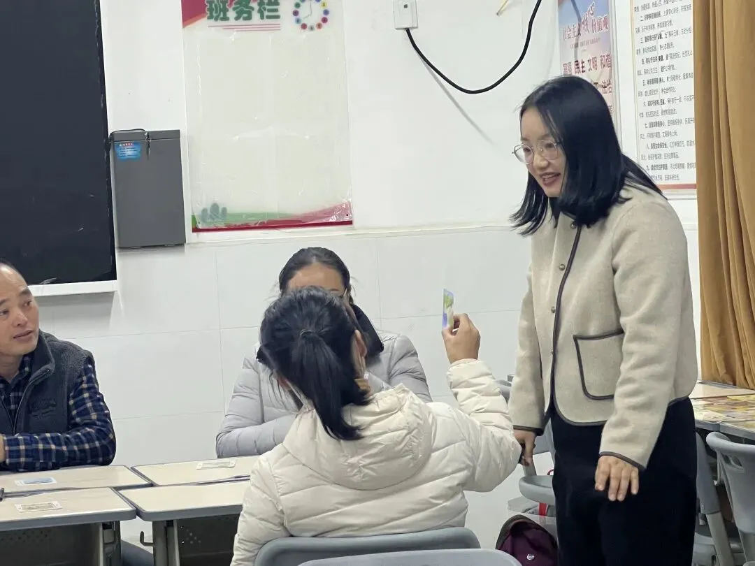 家长们在工作坊活动中合影留念