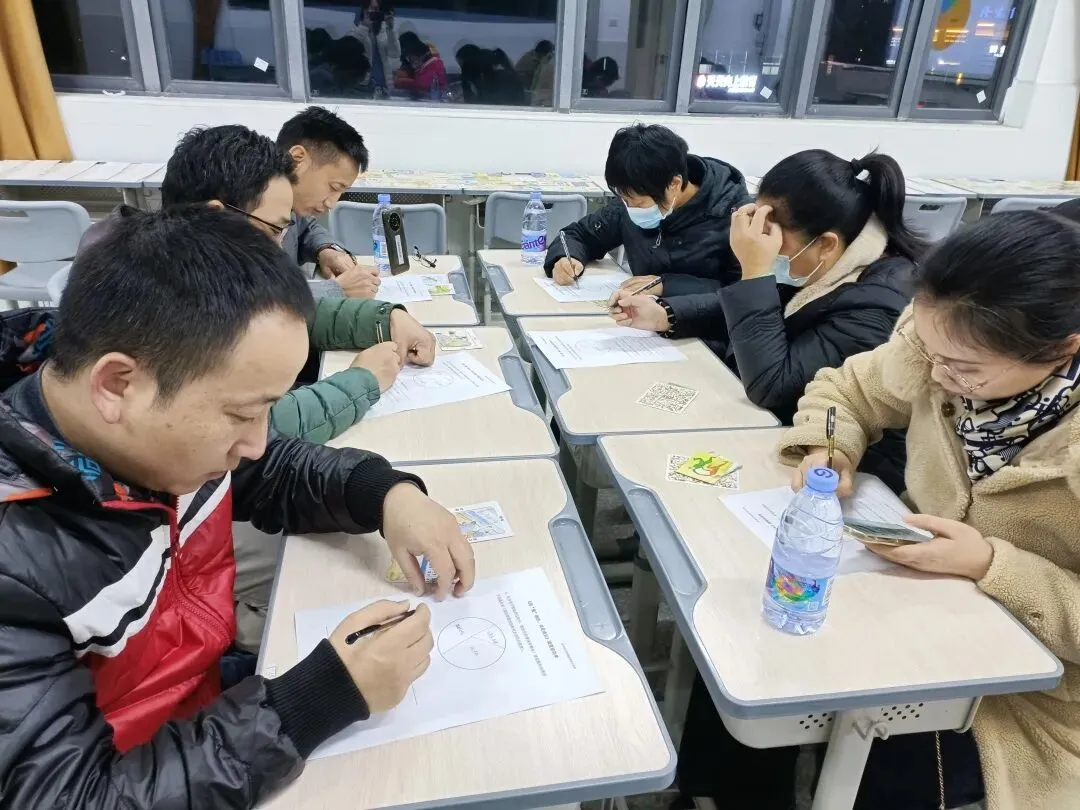 李华华老师为高三家长分享“暖心家力量,迎考加能量”的赋能锦囊