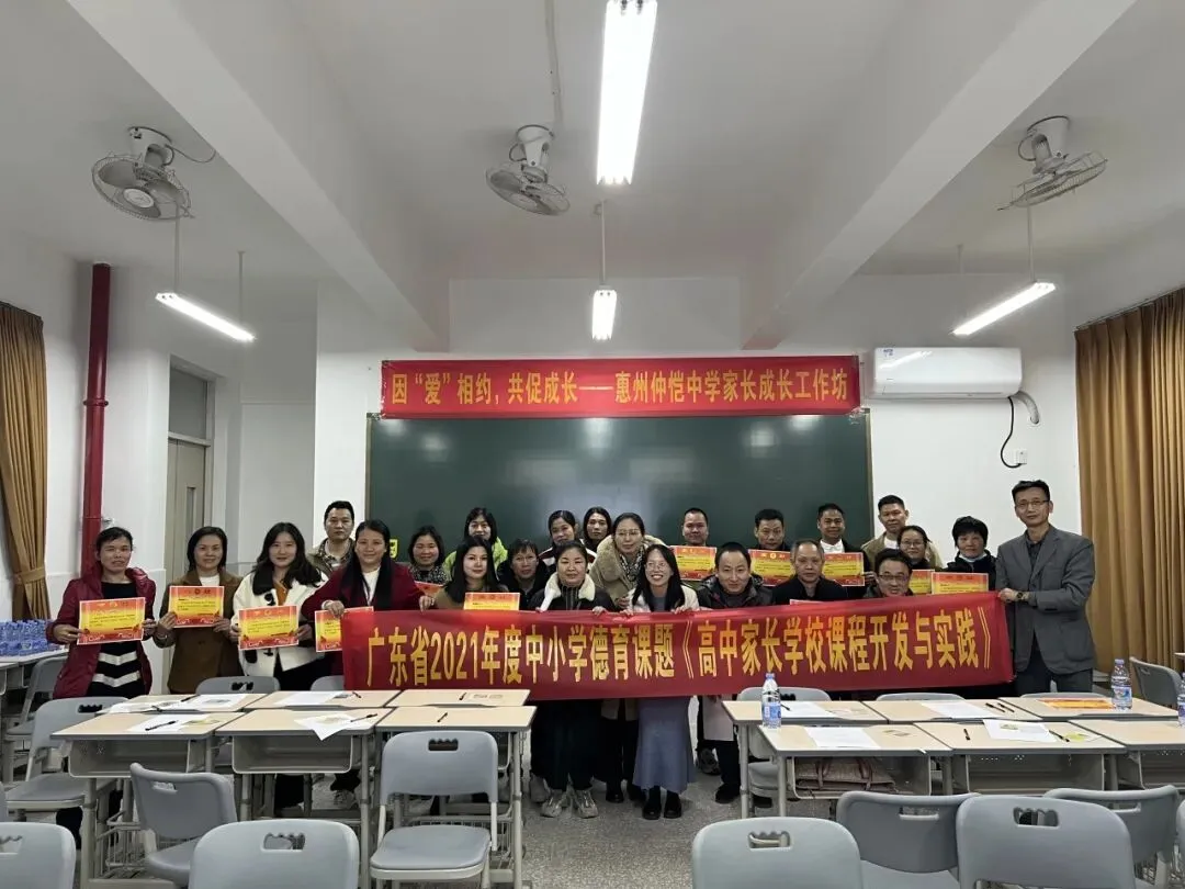 家长们在工作坊活动中合影留念