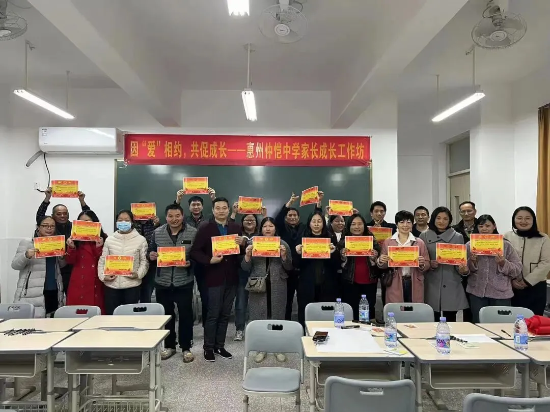 家长们在工作坊活动中合影留念