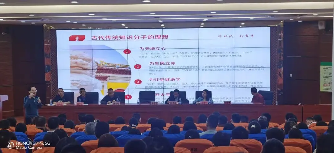 仲恺班学子们认真聆听校长讲话
