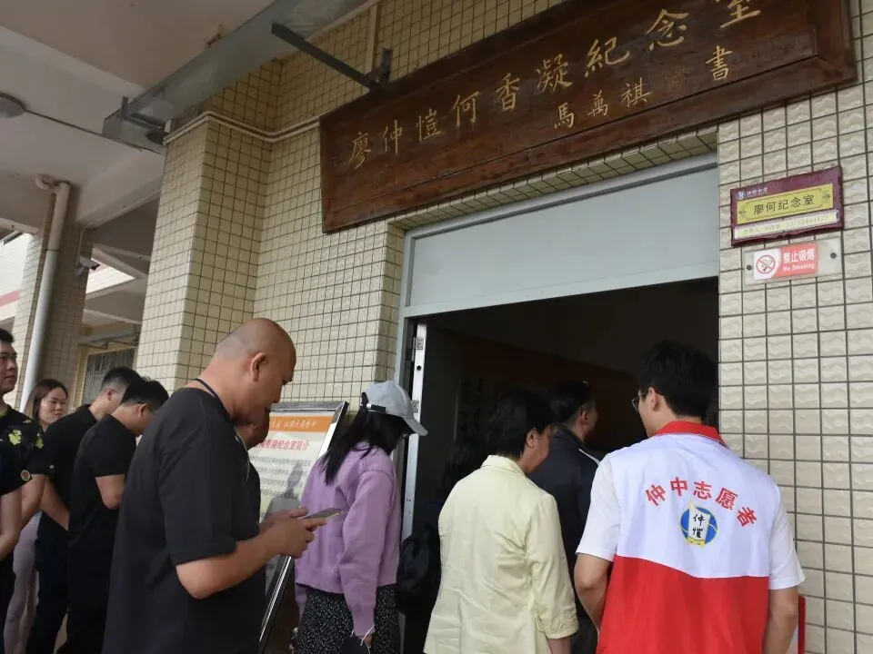 香港汇智公益交流团成员在廖仲恺何香凝雕像前合影
