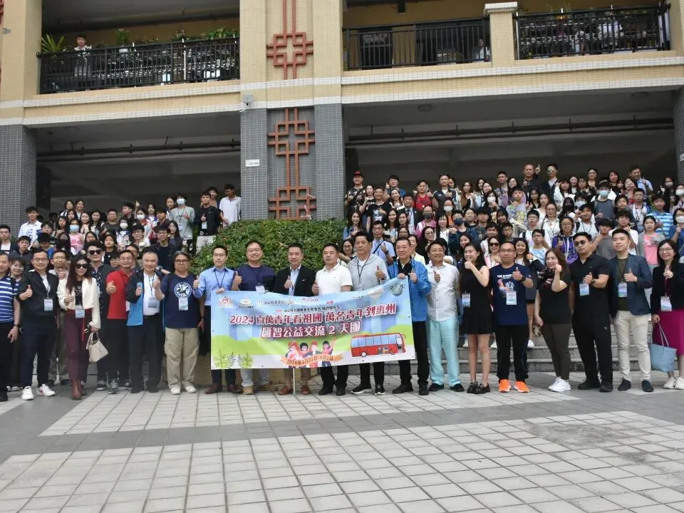 香港汇智公益交流团成员在留芳亭眺望校园风光