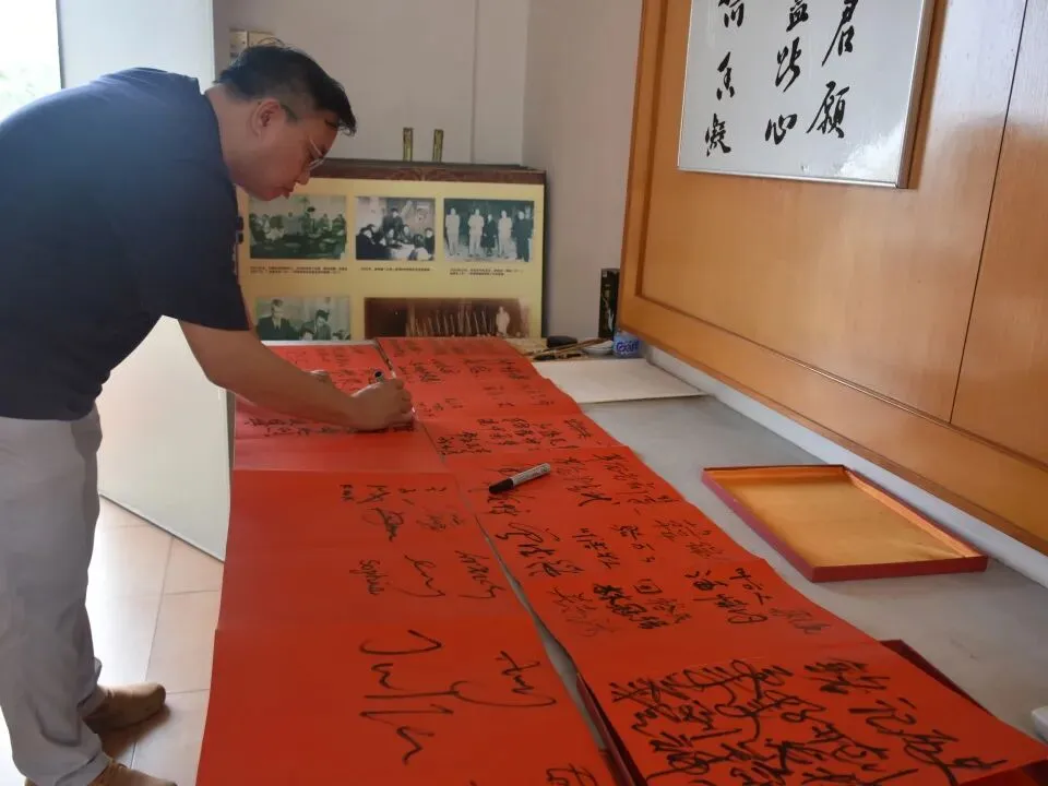香港汇智公益交流团成员在惠州仲恺中学后山公园漫步