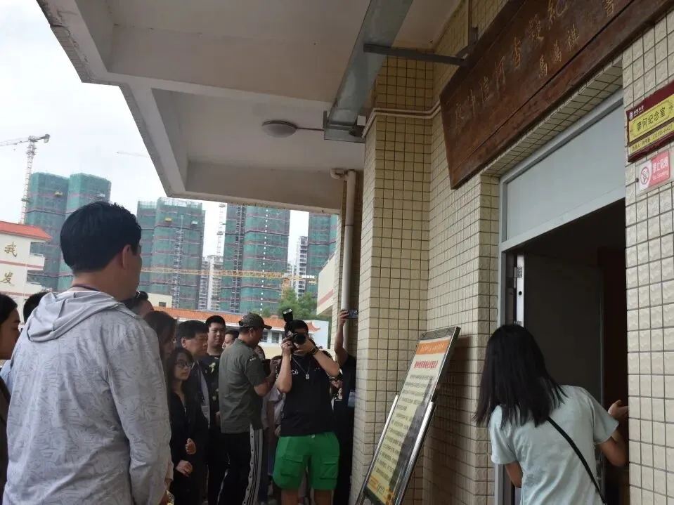 香港汇智公益交流团成员在廖仲恺何香凝纪念室前驻足思考