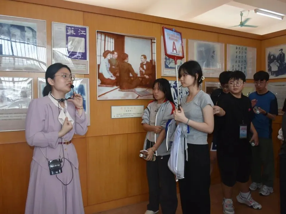 香港汇智公益交流团成员在纪念室前合影留念