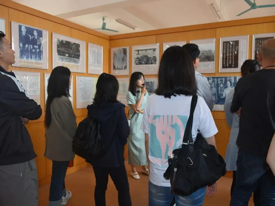 香港汇智公益交流团成员在纪念室前认真听取讲解