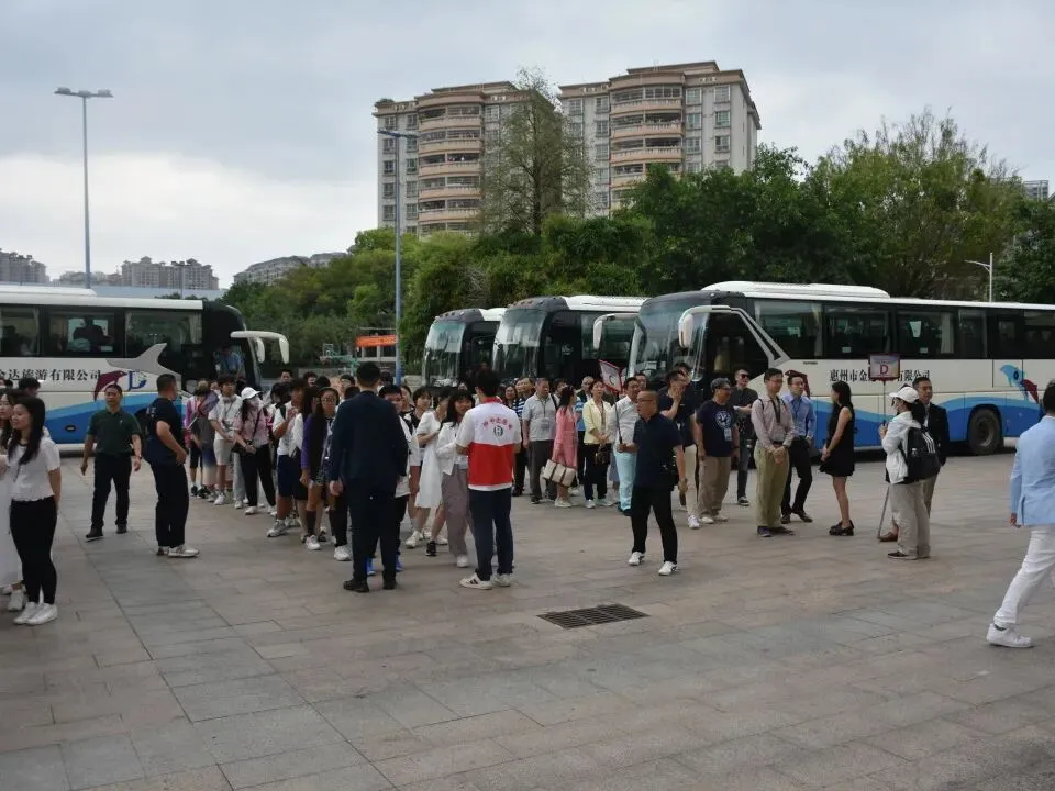 香港汇智公益交流团成员在凝香池旁欣赏校园景色