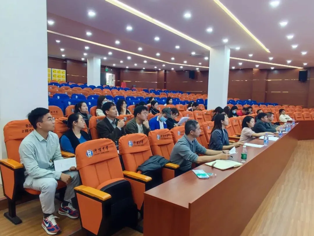 教研处领导与专家合影留念
