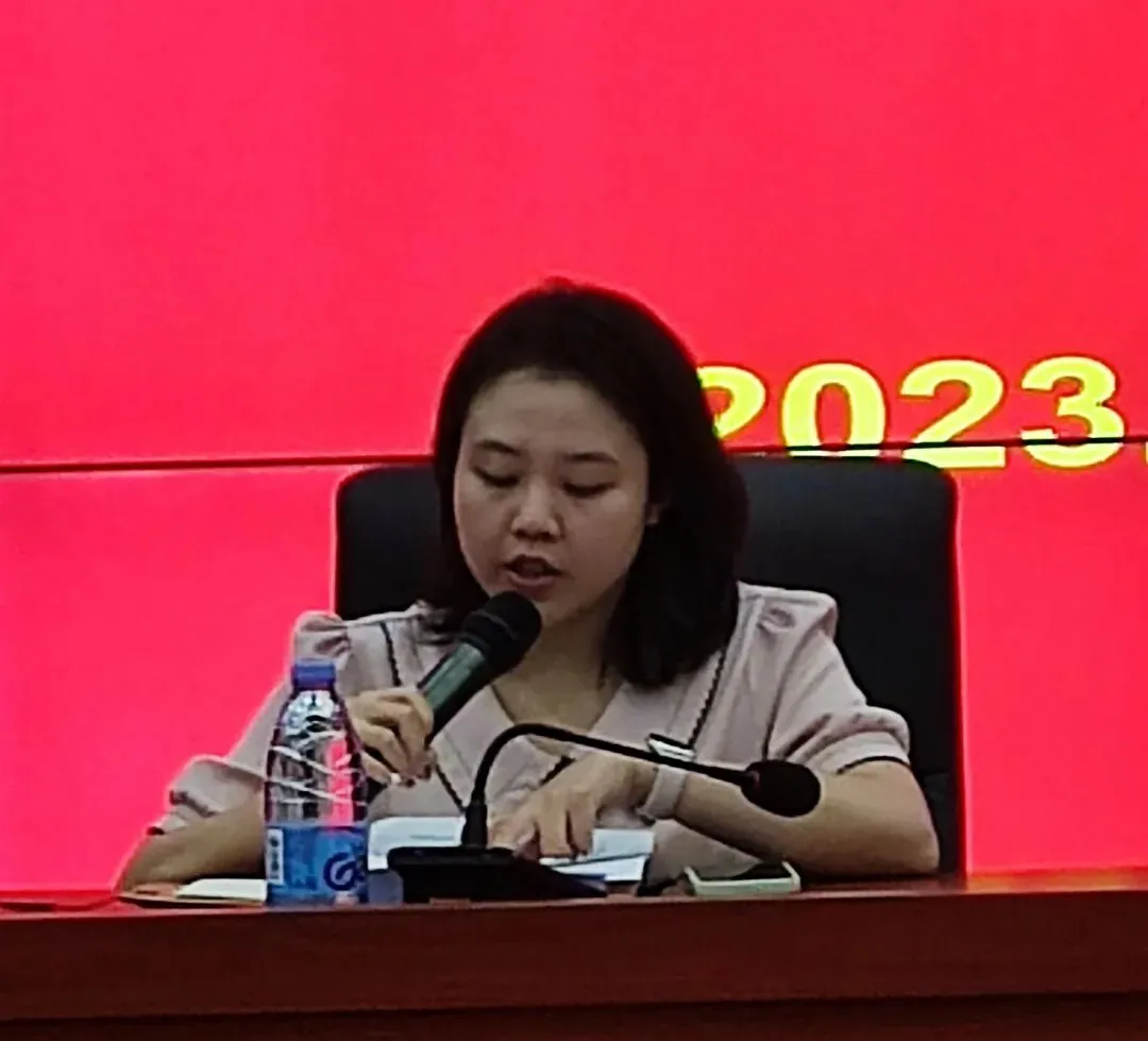 课题组成员认真聆听立项通知