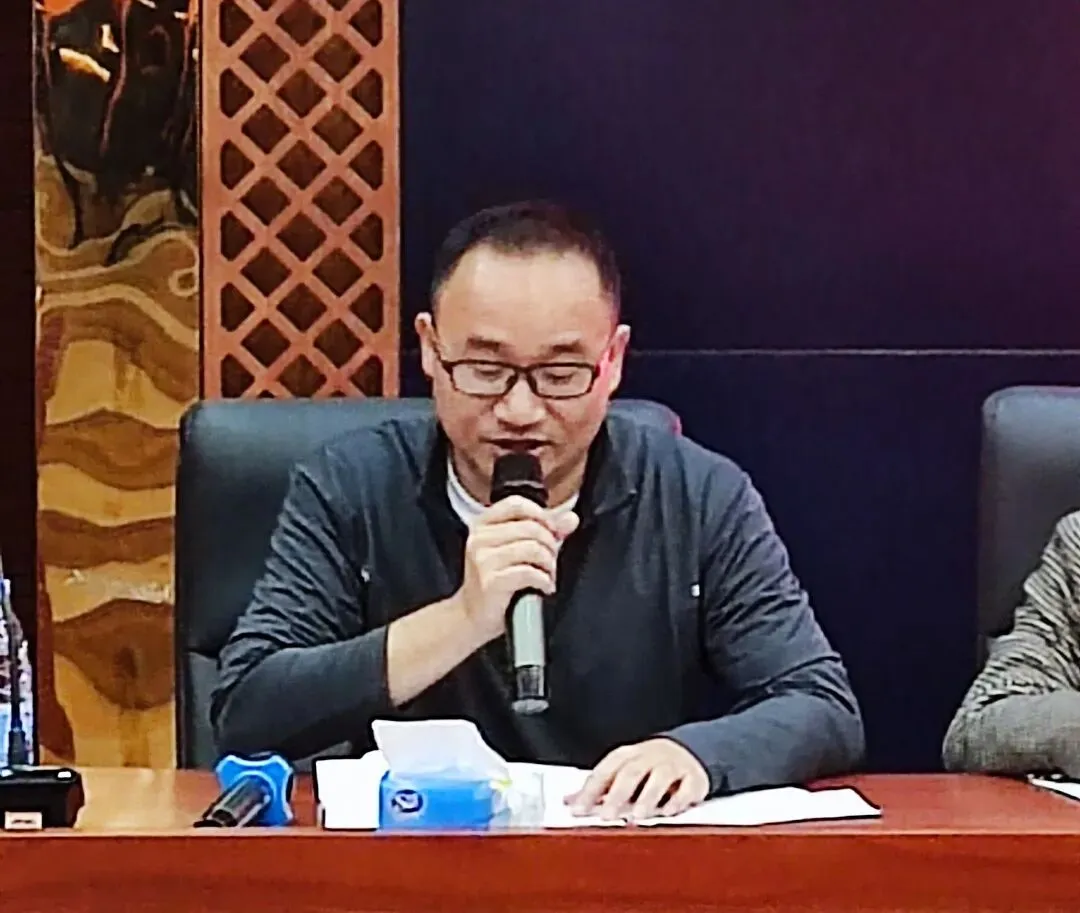 专家组认真听取课题汇报