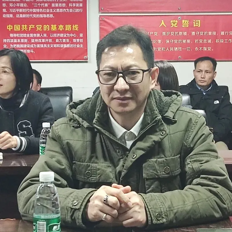 家委会成员认真接过聘书