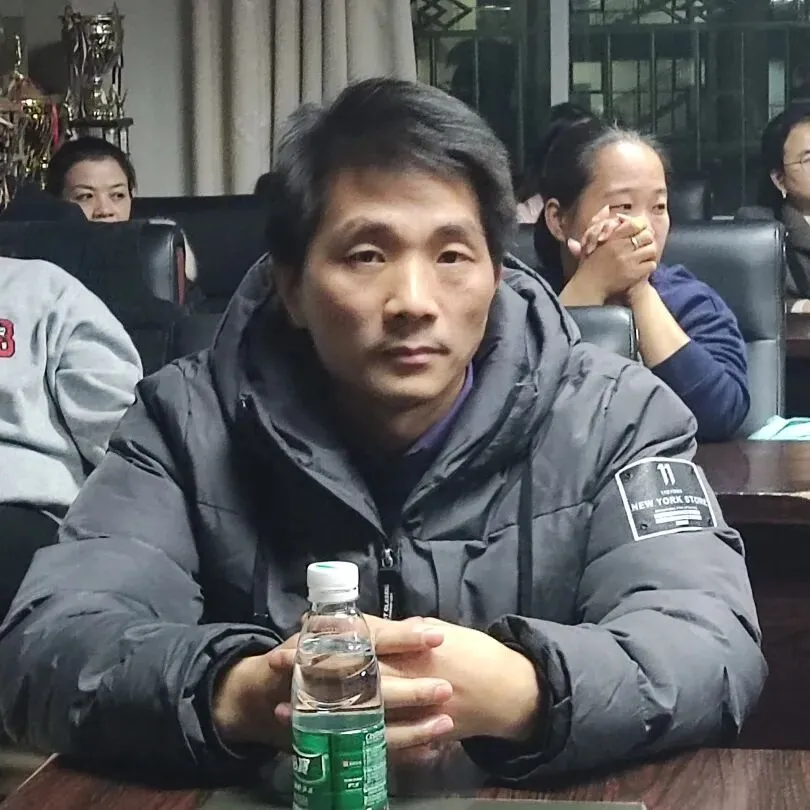家委会成员认真接过聘书