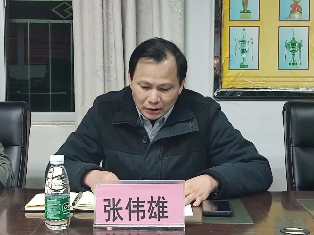 家委会成员认真聆听
