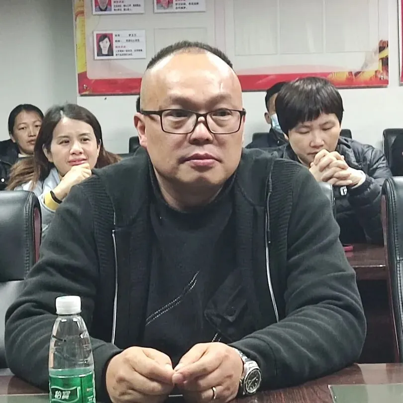 张伟雄副校长为家委会成员颁发聘书