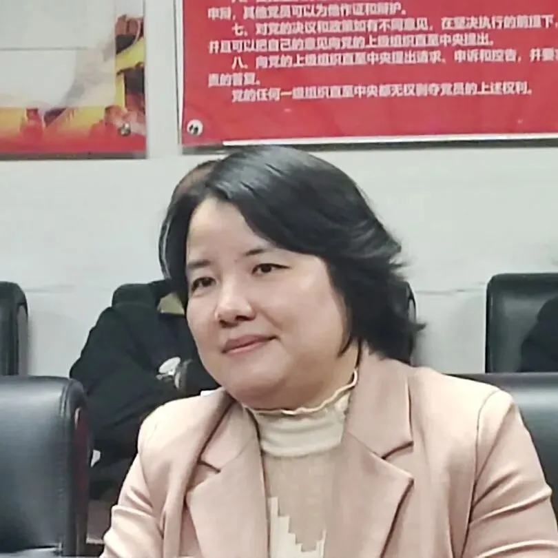 家委会成员认真接过聘书