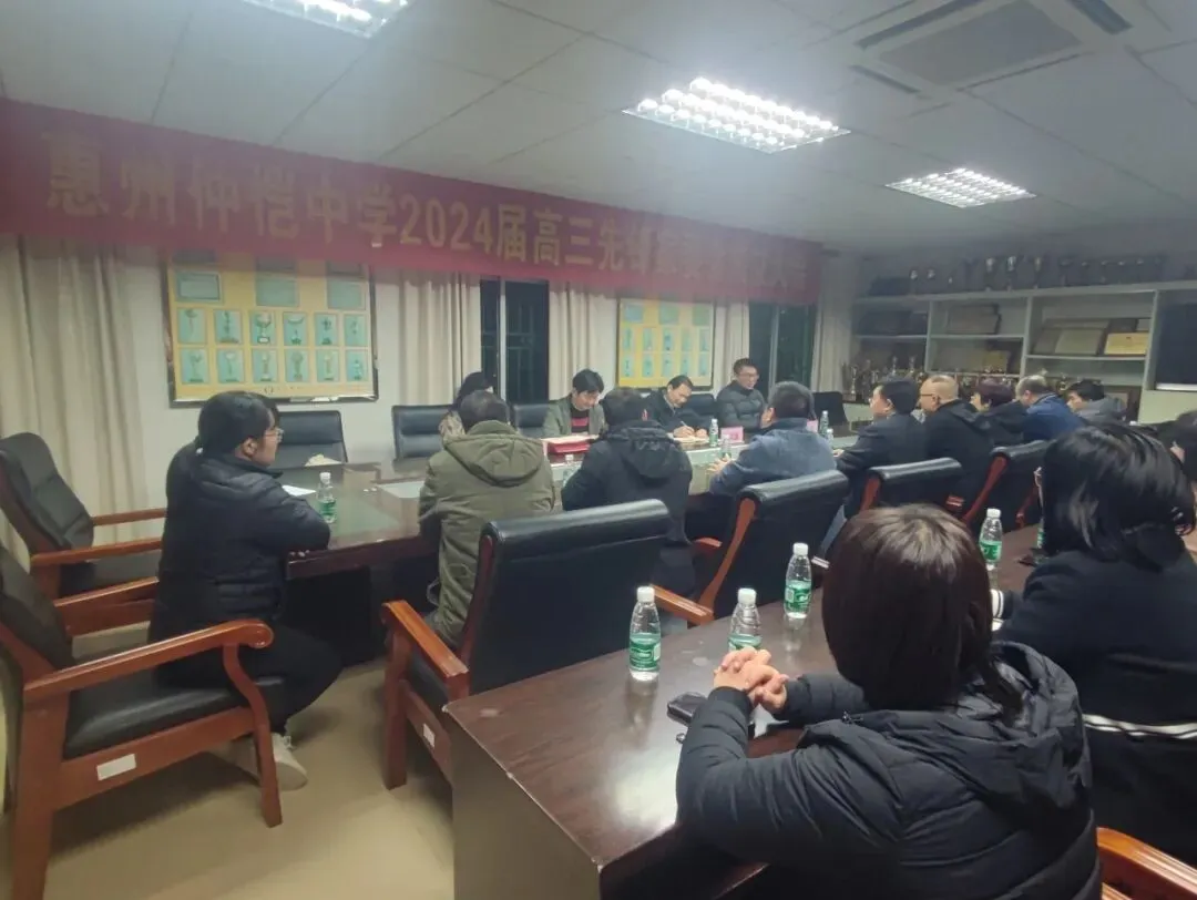 家委会成员与学校领导合影留念