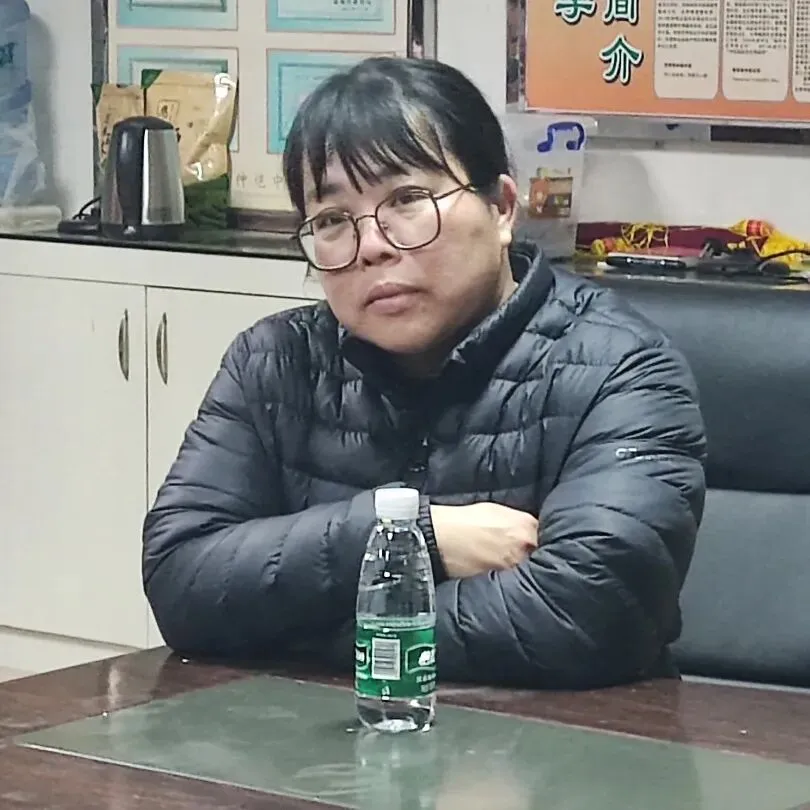家委会成员认真接过聘书