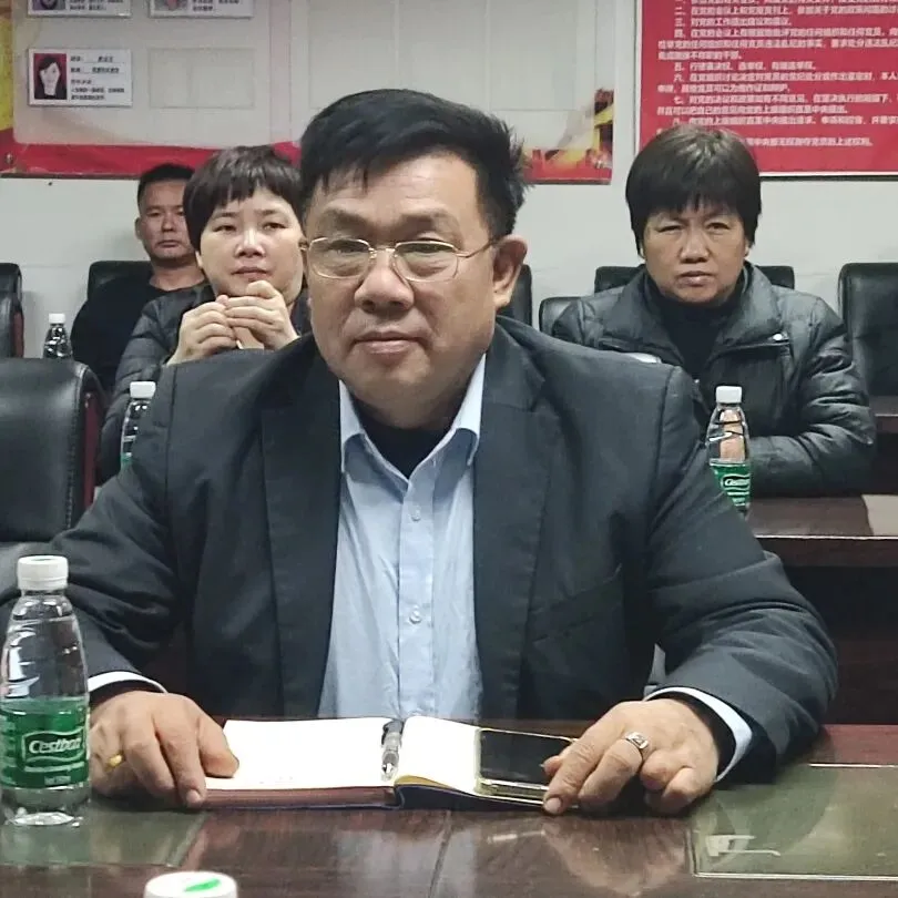 新当选的家委会成员合影