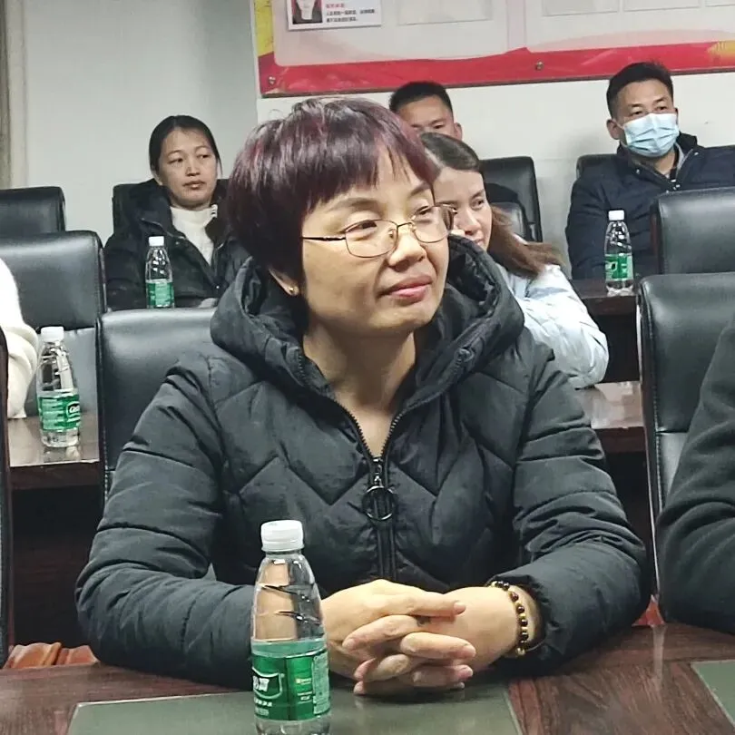 家委会成员认真接过聘书