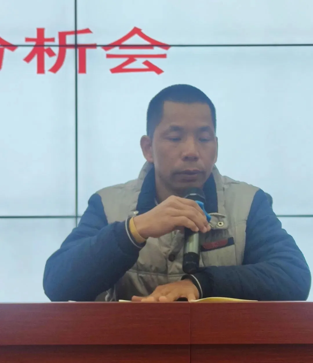 校领导为在联考中取得优异成绩的教师和班级颁奖