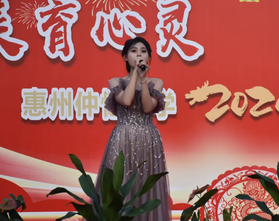 学生们在舞台上表演舞蹈,动作整齐划一